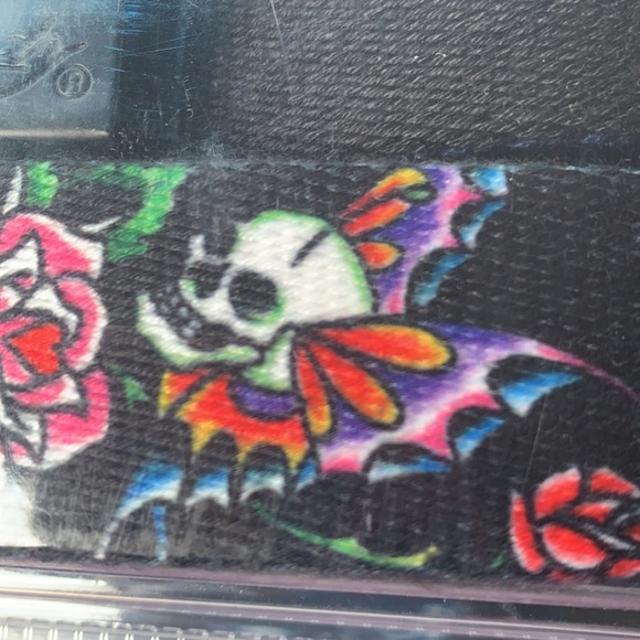 ED HARDY BELT- HIGHEST PAID TATTOO ARTIST IN WORLD. COMES WITH 2 CLOTH 1 BUCKLE - Picture 3 of 3